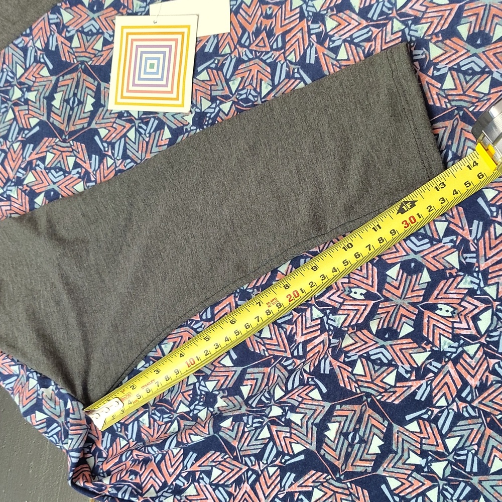 LulaRoe Randy Geometric Pattern Raglan Sleeve Top - Picture 11 of 15